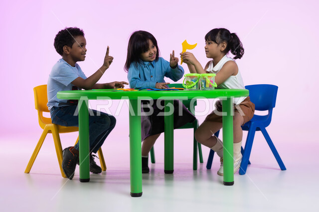 دمج المتعة والفائدة في الروضة, التعليم وإبداع وتنمية مهارات في رياض الأطفال، بورتريه لأطفال عرب خليجيين سعوديين يرتدون الزي الكاجوال يتعلمون الأرقام عن طريق اللعب والمرح، إيماءات تدل على الفرح والسعادة والسرور، خلفية وردية