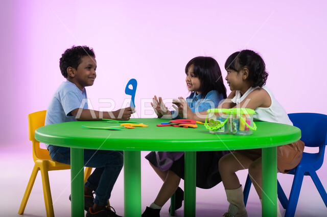 تنمية القدرات الفكرية ومهارات الحساب لطلاب المرحلة التمهيدية, تعليم الأرقام والقيام بالعمليات الحسابية في مادة الرياضيات، بورتريه لأطفال عرب خليجيين سعوديين يرتدون الزي الكاجوال يقومون بالدراسة عن طريق الألعاب، تطوير التعليم في السعودية، خلفية وردية