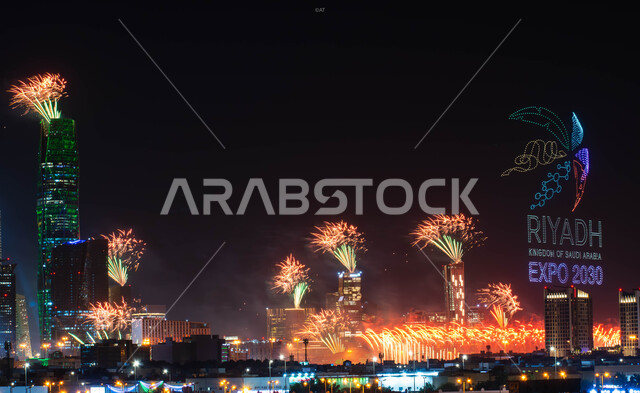 التطور و النمو الاقتصادي للابراج وناطحات السحاب, عروض ثقافية و أنشطه ترفيهية، صورة جوية  للفن الهندسي المعماري على الطراز الحديث، إضاءه أبراج الملك عبد الله المالية في وقت الليل أثناء الاحتفال في مناسبة الفوز في معرض اكسبو 2030 في السعودية