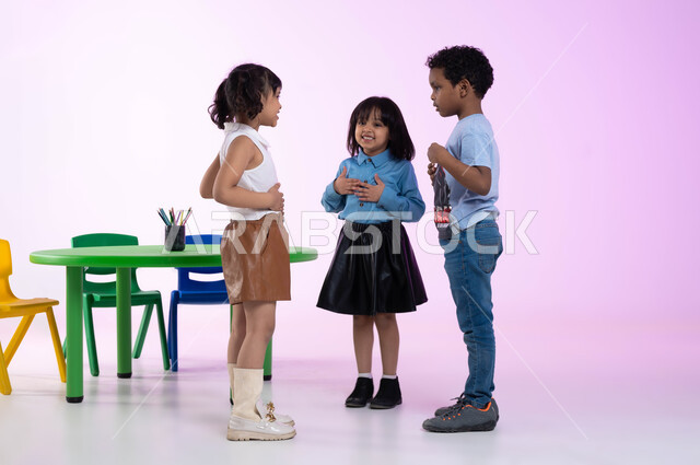 أوقات ممتعة و مفيدة في الروضة، إيماءات يدين على شكل قلب، الشعور بالحب والإعجاب، الرسم على وجوه الأطفال بالالوان الصحية، بورتريه لأطفال عرب خليجيين سعوديين يرتدون الزي الكاجوال يقومون بالنظر إلى بعضهم بتعابير السعادة، صورة لكامل الجسم، خلفية وردية