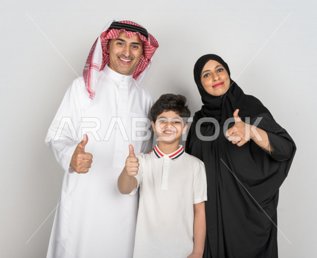 عائلة سعودية خليجية عربية سعيدة ، بايماءات وجهو يدين مختلفة، تعابير وجه ، وقت العائلة ، العائلة السعودية