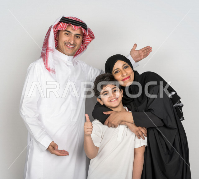 عائلة سعودية خليجية عربية سعيدة ، بايماءات وجهو يدين مختلفة، تعابير وجه ، وقت العائلة ، العائلة السعودية