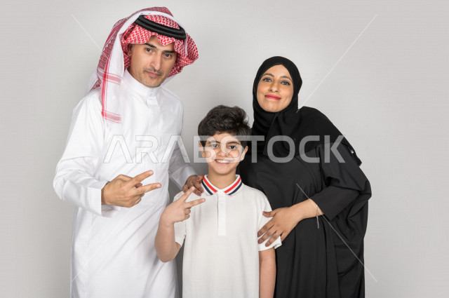 عائلة سعودية خليجية عربية سعيدة ، بايماءات وجهو يدين مختلفة، تعابير وجه ، وقت العائلة ، العائلة السعودية