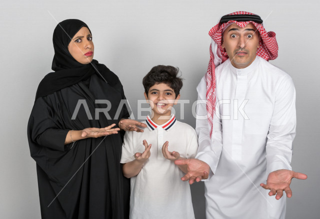 عائلة سعودية خليجية عربية سعيدة ، بايماءات وجهو يدين مختلفة، تعابير وجه ، وقت العائلة ، العائلة السعودية