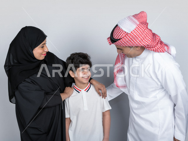 عائلة سعودية خليجية عربية سعيدة ، بايماءات وجهو يدين مختلفة، تعابير وجه ، وقت العائلة ، العائلة السعودية
