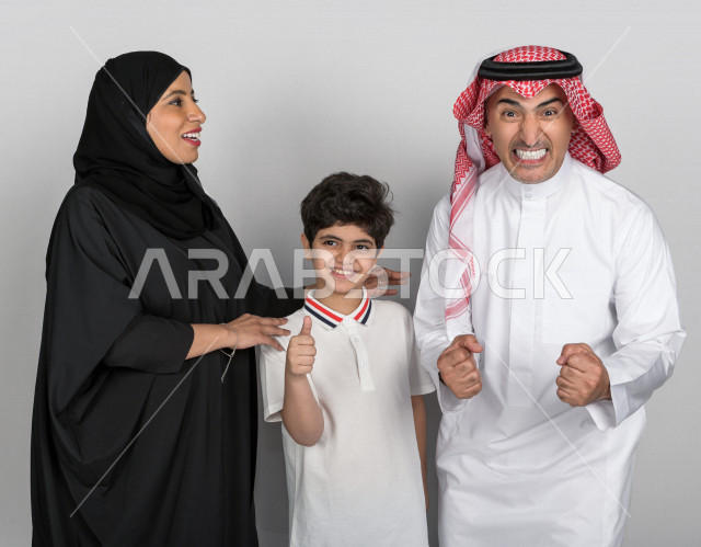 عائلة سعودية خليجية عربية سعيدة ، بايماءات وجهو يدين مختلفة، تعابير وجه ، وقت العائلة ، العائلة السعودية