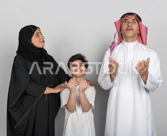 عائلة سعودية خليجية عربية سعيدة ، بايماءات وجهو يدين مختلفة، تعابير وجه ، وقت العائلة ، العائلة السعودية