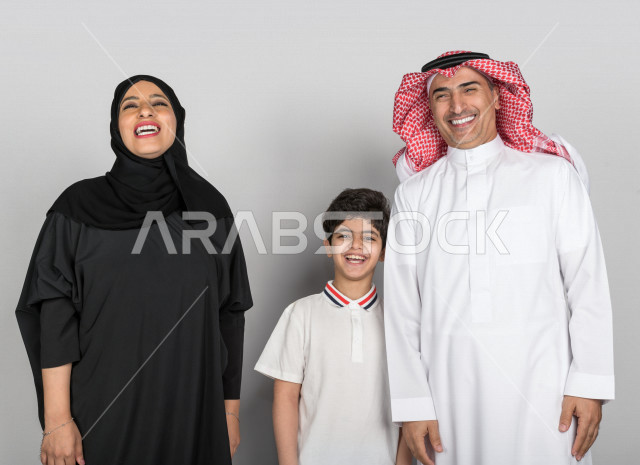 عائلة سعودية خليجية عربية سعيدة ، بايماءات وجهو يدين مختلفة، تعابير وجه ، وقت العائلة ، العائلة السعودية