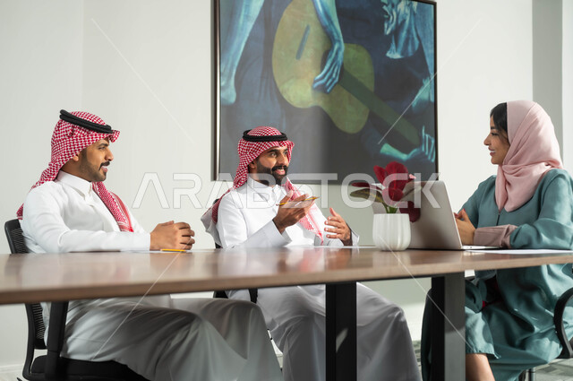 جودة الحياة في الشركات السعودية، مهن ووظائف مكتبية، استخدام الحاسب المحمول لتحقيق الأهداف وتطوير الخطط، التعاون والمحبة بين اعضاء الفريق الواحد، مفهوم المساواة بين النساء والرجال، مجموعة موظفين في غرفة الاجتماعات يقومون بالتحاور وتبادل الخبرات داخل مقر الشركة