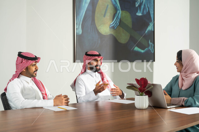 مجموعة موظفين في غرفة الاجتماعات يقومون بالتحاور وتبادل الخبرات داخل مقر الشركة، اسلوب الحياة في الشركات السعودية، مهن ووظائف مكتبية، استخدام الحاسب المحمول لتحقيق الأهداف وتطوير الخطط، التعاون والمحبة بين اعضاء الفريق الواحد، مفهوم المساواة بين النساء والرجال