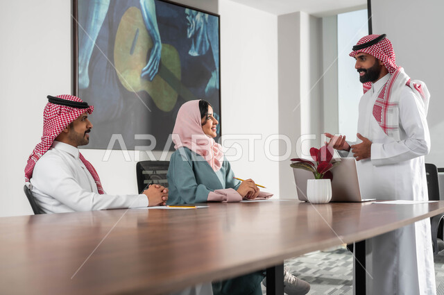 استخدام الحاسب المحمول لتحقيق الأهداف وتطوير الخطط، التعاون والمحبة بين اعضاء الفريق الواحد، مفهوم المساواة بين النساء والرجال، مجموعة موظفين في غرفة الاجتماعات يقومون بالتحاور وتبادل الخبرات داخل مقر الشركة، اسلوب الحياة في الشركات السعودية، وظائف إدارية مكتبية