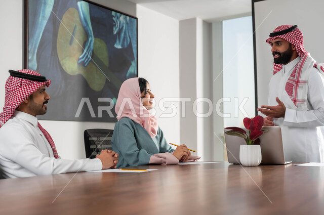 مجموعة موظفون في غرفة الاجتماعات يقومون بالتحاور وتبادل الخبرات داخل مقر الشركة، اسلوب الحياة في الشركات السعودية، مهن ووظائف مكتبية، استخدام الحاسب المحمول لتحقيق الأهداف وتطوير الخطط، التعاون والمحبة بين اعضاء الفريق الواحد، مفهوم المساواة بين النساء والرجال