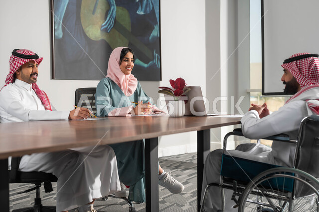 التعاون والمحبة بين اعضاء الفريق الواحد، مفهوم المساواة بين النساء والرجال، مجموعة موظفين في غرفة الاجتماعات داخل مقر الشركة، اسلوب الحياة في الشركات السعودية، اتاحة المجال امام ذوي الهمم للدخول الى مجال العمل، استخدام الحاسب المحمول لتحقيق الأهداف وتطوير الخطط