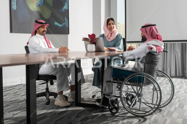 توفير فرص عمل لذوي الاحتياجات الخاصة ودمجهم بالمجتمع، استخدام الحاسب المحمول لتحقيق الأهداف وتطوير الخطط، التعاون والمحبة بين اعضاء الفريق الواحد، مفهوم المساواة بين النساء والرجال، مجموعة موظفين في غرفة الاجتماعات داخل مقر الشركة، اسلوب الحياة في الشركات السعودية