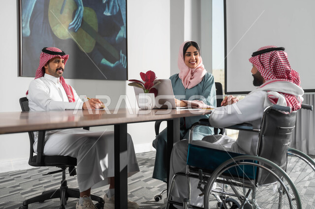 تأمين فرص عمل لذوي الاحتياجات الخاصة ودمجهم بالمجتمع، استخدام الحاسب المحمول لتحقيق الأهداف وتطوير الخطط، التعاون والمحبة بين اعضاء الفريق الواحد، مفهوم المساواة بين النساء والرجال، مجموعة موظفين في غرفة الاجتماعات داخل مقر الشركة، اسلوب الحياة في الشركات السعودية