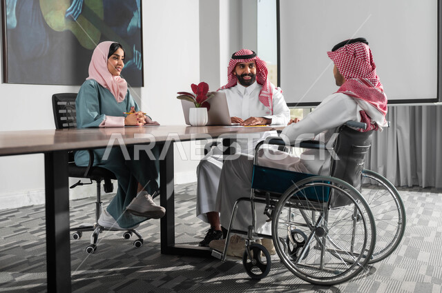 مفهوم المساواة بين النساء والرجال، مجموعة موظفين في غرفة الاجتماعات داخل مقر الشركة، اسلوب الحياة في الشركات السعودية، اتاحة المجال امام ذوي الهمم للدخول الى مجال العمل، استخدام الحاسب المحمول لتحقيق الأهداف وتطوير الخطط، التعاون والمحبة بين اعضاء الفريق الواحد