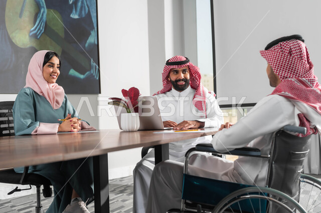 اتاحة المجال امام ذوي الهمم للدخول الى مجال العمل، استخدام الحاسب المحمول لتحقيق الأهداف وتطوير الخطط، التعاون والمحبة بين اعضاء الفريق الواحد، مفهوم المساواة بين النساء والرجال، مجموعة موظفين في غرفة الاجتماعات داخل مقر الشركة، اسلوب الحياة في الشركات السعودية