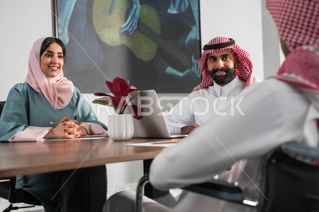 مجموعة موظفين في غرفة الاجتماعات داخل مقر الشركة، اجراء مقابلات التعيين والتوظيف، تأمين فرص عمل لذوي الاحتياجات الخاصة ودمجهم بالمجتمع، استخدام الحاسب المحمول والأجهزة التكنولوجية، التعاون والوحدة بين اعضاء الفريق، مفهوم المساواة بين النساء والرجال