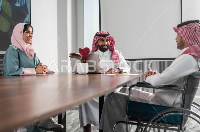اجراء مقابلات التعيين والتوظيف، تأمين فرص عمل لذوي الاحتياجات الخاصة ودمجهم بالمجتمع، استخدام الحاسب المحمول والأجهزة التكنولوجية، التعاون والوحدة بين اعضاء الفريق، مفهوم المساواة بين النساء والرجال، مجموعة موظفين في غرفة الاجتماعات داخل مقر الشركة