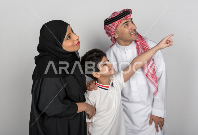 عائلة سعودية خليجية عربية سعيدة ، بايماءات وجهو يدين مختلفة، تعابير وجه ، وقت العائلة ، العائلة السعودية