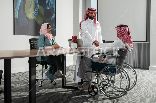 تأمين فرص عمل لذوي الهمم ودمجهم بالمجتمع، استخدام الأجهزة التكنولوجية الحديثة، التعاون والوحدة بين اعضاء الفريق، مفهوم المساواة بين النساء والرجال، مجموعة موظفين في غرفة الاجتماعات داخل مقر الشركة، المصافحة والترحيب والاستقبال، اجراء مقابلات التعيين والتوظيف