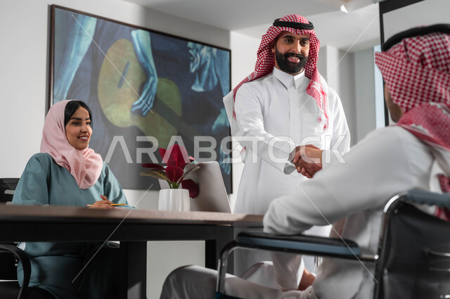 تأمين فرص عمل لذوي الهمم ودمجهم بالمجتمع، استخدام الأجهزة التكنولوجية الحديثة، التعاون والوحدة بين اعضاء الفريق، مفهوم المساواة بين النساء والرجال، مجموعة موظفين في غرفة الاجتماعات داخل مقر الشركة، المصافحة والترحيب والاستقبال، اجراء مقابلات التعيين والتوظيف