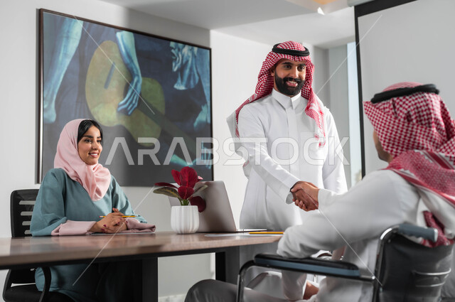 المصافحة والترحيب والاستقبال، اجراء مقابلات التعيين والتوظيف، تأمين فرص عمل لذوي الهمم ودمجهم بالمجتمع، استخدام الأجهزة التكنولوجية الحديثة، التعاون والوحدة بين اعضاء الفريق، مفهوم المساواة بين النساء والرجال، مجموعة موظفين في غرفة الاجتماعات داخل مقر الشركة