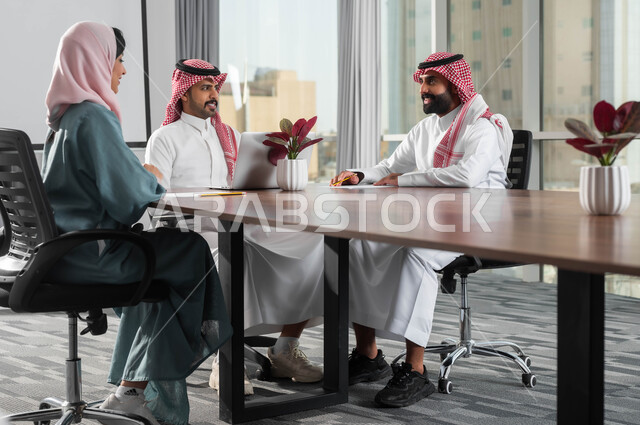 العمل الجماعي وروح الفريق، اجراء مقابلة التعيين والتوظيف، استخدام الأجهزة التكنولوجية في العمل، مفهوم المساواة بين المرأة والرجل، جودة الحياة في الشركات السعودية، تدريب الموظفين على سياسات ومهام العمل لتحقيق الأهداف  في غرفة الاجتماع داخل مقر الشركة