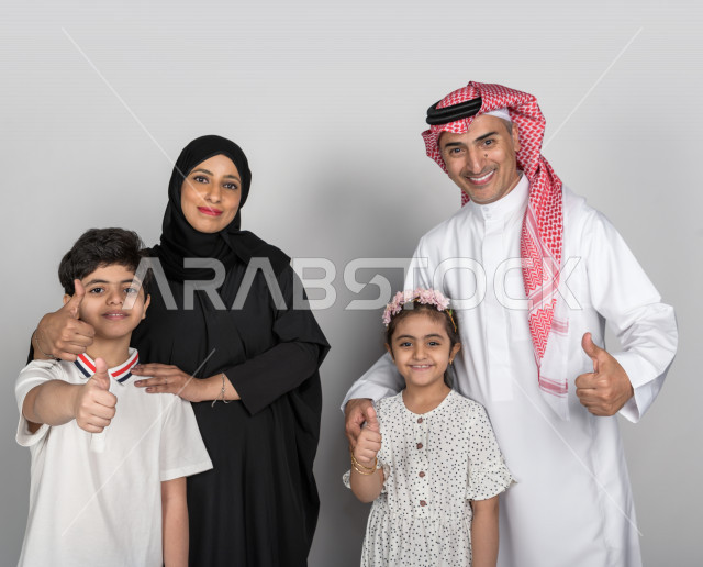 عائلة سعودية خليجية عربية سعيدة ، بايماءات وجهو يدين مختلفة، تعابير وجه ، وقت العائلة ، العائلة السعودية