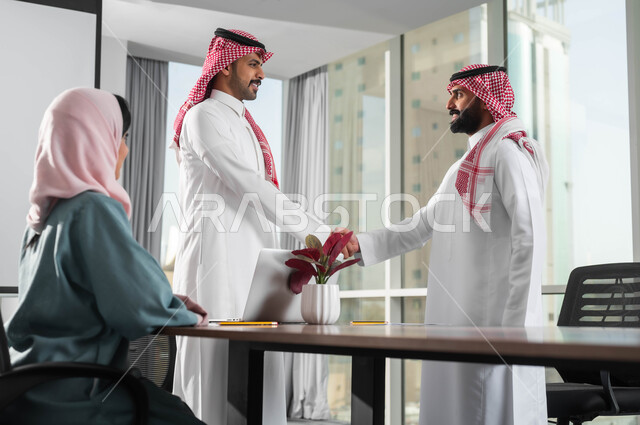 الاستقبال والترحيب والمصافحة، العمل الجماعي وروح الفريق الواحد، عقد الصفقات والاتفاقيات، اجراء مقابلات التعيين والتوظيف، استخدام الحاسب المحمول والأجهزة التكنولوجية الحديثة، مفهوم المساواة بين النساء والرجال، مجموعة موظفين في غرفة الاجتماعات داخل مقر الشركة