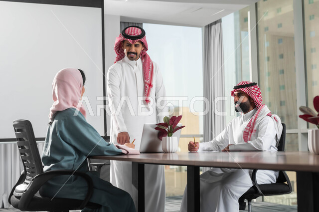 نمط الحياة في الشركات السعودية، تدريب الموظفين على سياسات ومهام العمل لتحقيق الأهداف  في غرفة الاجتماع داخل مقر الشركة، العمل الجماعي وروح الفريق، اجراء مقابلة التعيين والتوظيف، استخدام الأجهزة التكنولوجية في العمل، مفهوم المساواة بين المرأة والرجل