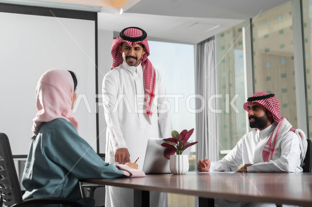 العمل الجماعي وروح الفريق، اجراء مقابلة التعيين والتوظيف، استخدام الأجهزة التكنولوجية في العمل، مفهوم المساواة بين المرأة والرجل، جودة الحياة في الشركات السعودية، تدريب الموظفين على سياسات ومهام العمل لتحقيق الأهداف  في غرفة الاجتماع داخل مقر الشركة