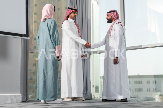 الاتفاق على الخطط الجديدة للوصول الى الأهداف، المصافحة والترحيب والاستقبال، العمل الجماعي وروح الفريق الواحد، التعرف على الزملاء الجدد، اجراء مقابلات التعيين والتوظيف، مفهوم المساواة بين النساء والرجال، مجموعة موظفين في غرفة الاجتماعات داخل مقر الشركة