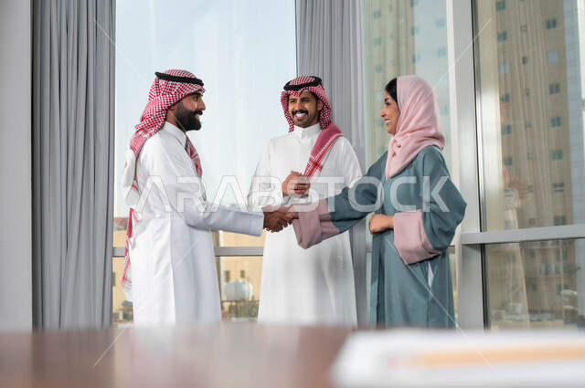 اجراء مقابلات التعيين والتوظيف، مفهوم المساواة بين النساء والرجال، مجموعة موظفين في غرفة الاجتماعات داخل مقر الشركة، الاتفاق على الخطط الجديدة للوصول الى الأهداف، المصافحة والترحيب والاستقبال، العمل الجماعي وروح الفريق الواحد، التعرف على الزملاء الجدد