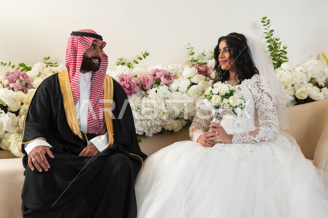 الفرح و السرور في يوم الزفاف، اجمل إطلالة لرجل عربي وسيم يرتدي الزي الرسمي والبشت التقليدي، صورة لعروسة عربية خليجية سعودية ترتدي فستان زفاف أبيض تمسك بيدها باقة ورد، مراسم الاعراس و المناسبات في المملكة، مفهوم الاستقرار وتكوين عائلة، أصالة العادات والتقاليد