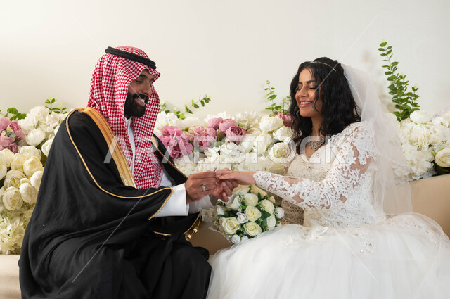 خاتم مرصع بالجواهر، الفرح والسرور في يوم الزفاف، استبدال خواتم الزواج، صورة لرجل عربي يرتدي الزي الرسمي والبشت التقليدي، أجمل اطلالة لعروسة عربية خليجية سعودية ترتدي فستان أبيض، صالة الافراح و المناسبات، مراسم الاعراس والمناسبات في المملكة