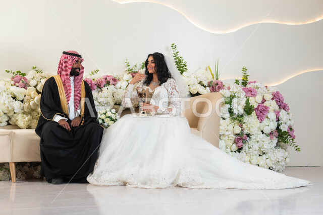مراسم الاعراس و المناسبات في المملكة، الفرح و السرور في يوم الزفاف، اجمل إطلالة لرجل عربي يرتدي الزي الرسمي والبشت التقليدي ينظر إلى عروسه بحب، صورة لعروسة عربية خليجية سعودية ترتدي فستان زفاف أبيض تمسك بيدها المبخرة، مفهوم الاستقرار وتكوين عائلة
