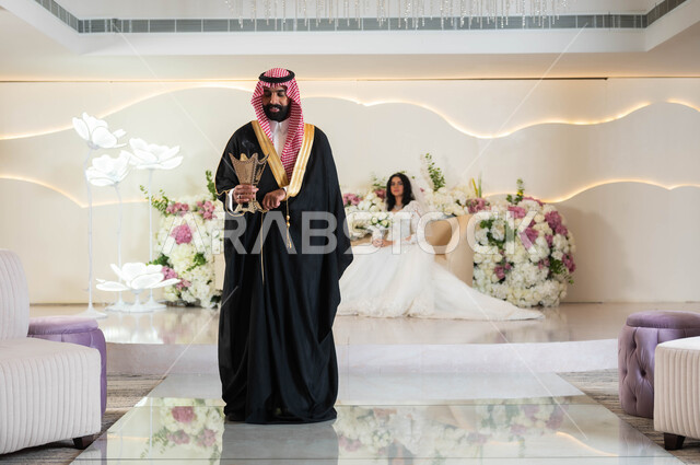 الفرح و السرور في يوم الزفاف، اجمل إطلالة لرجل عربي يرتدي الزي الرسمي والبشت التقليدي يحمل المبخرة، صورة لعروسة عربية خليجية سعودية ترتدي فستان زفاف أبيض تمسك بيدها باقة الورود، مراسم الاعراس و المناسبات في المملكة، مفهوم الاستقرار وتكوين عائلة