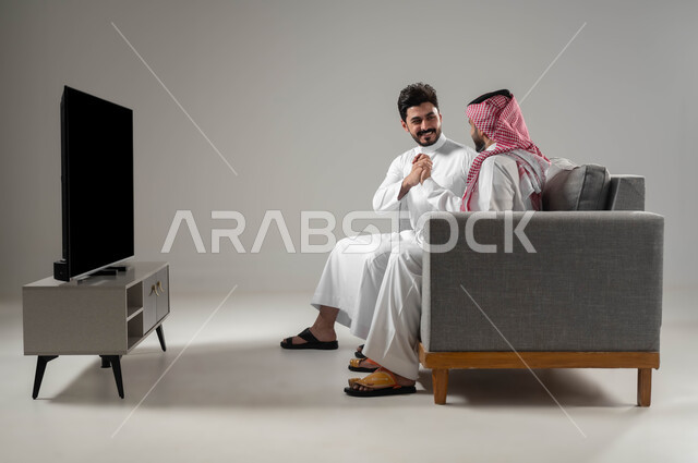 قضاء اوقات الفراغ الممتعة مع الاصدقاء, الانتصار بتحقيق الاهداف, بورتريه لرجلان عربيان سعوديان خليجيان, ايماءات السعادة والفرح تعبيرا عن الفوز, الشغف بالانشطة الترفيهية, المباريات والالعاب الرياضية, خلفية رمادية