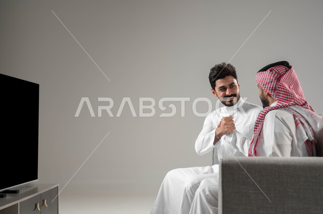 الانتصار بتحقيق الاهداف, قضاء اوقات ممتعة مع الاصدقاء, بورتريه لرجلان عربيان سعوديان خليجيان, ايماءات السعادة والفرح تعبيرا عن الفوز, الشغف بالانشطة الترفيهية, المباريات والالعاب الرياضية, خلفية رمادية