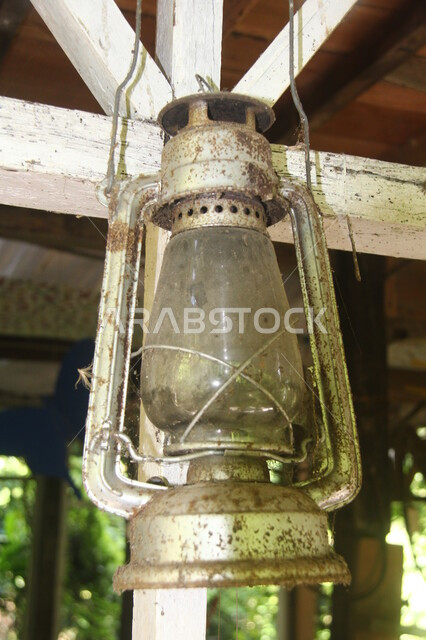 تحف وديكورات منزلية شعبية, صورة مقربة لفانوس معدني تقليدي معلق على سقف خشبي, مصابيح مصنوعة على الطراز التراثي القديم