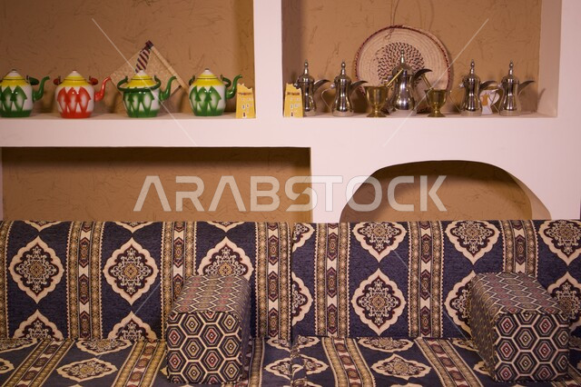 مجلس عربي شعبي تقليدي, الأدوات والأواني النحاسية المصفوفة على الرفوف الخشبية, أماكن أثرية عريقة في المملكة العربية السعودية, الأصالة والتراث السعودي, العادات والتقاليد العربية القديمة