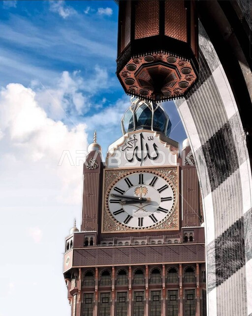 الفن الهندسي المعماري لبناء الأبراج والفنادق المحيطة بالحرم المكي الشريف, صورة مقربة لمبنى برج الساعة الملكي في مكة المكرمة, معالم وأماكن اسلامية مقدسة, التطور العمراني على الطراز الحديث والمتطور في المملكة العربية السعودية
