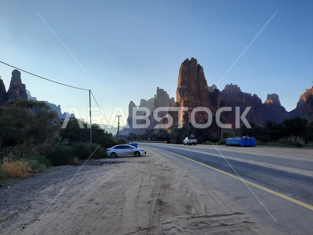 القيام برحلات ومغامرات برية استكشافية في وادي الديسة، المناطق الصحراوية والكثبان الرملية في البراري، معالم اثرية تاريخية قديمة، اماكن سياحية مشهورة في المملكة العربية السعودية، سلسلة الجبال والتكوينات والتشكلات الصخرية في منطقة تبوك 