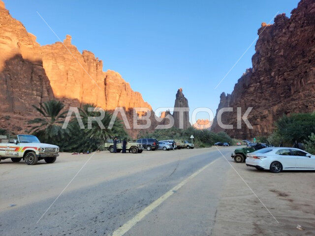 قدوم السياح للقيام برحلات ومغامرات برية استكشافية في وادي الديسة، المناطق الصحراوية والكثبان الرملية في البراري، معالم اثرية تاريخية قديمة، اماكن سياحية مشهورة في المملكة العربية السعودية، سلسلة الجبال والتكوينات والتشكلات الصخرية في منطقة تبوك 