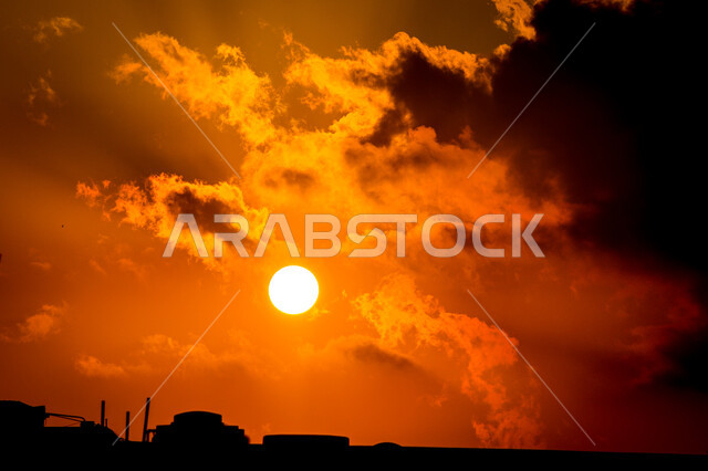 منظر السماء الملبدة بالغيوم، صورة ظلية مقربة لغروب وشروق الشمس، المناظر الطبيعية المتميزة في المملكة العربية السعودية، المباني السكنية والأعمدة الكهربائية، خلفية الطبيعة.