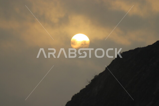المرتفعات والجبال والهضاب، منظر السماء الملبدة بالغيوم الكثيفة، صورة ظلية مقربة لغروب وشروق الشمس في المناطق الجبلية، المناظر الطبيعية المتميزة في المملكة العربية السعودية، خلفية الطبيعة.