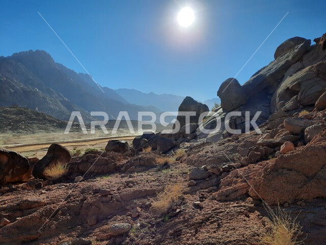  سلسلة الجبال المجاورة لصخرة سبليت في مدينة تبوك الصحراوية، معالم اثرية تاريخية قديمة سياحية مشهورة، التضاريس والنحت الصخري في المناطق المرتفعة، التكوينات والتشكيلات الصخرية في المملكة العربية السعودية، الاستمتاع بالمناظر الطبيعية في وقت النهار