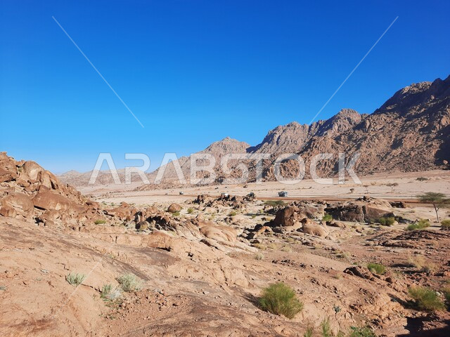 النحت الصخري والتضاريس في المناطق المرتفعة، التكوينات والتشكيلات الصخرية في المملكة العربية السعودية، الاستمتاع بالمناظر الطبيعية في وقت النهار، سلسلة الجبال المجاورة لصخرة سبليت في مدينة تبوك الصحراوية، معالم اثرية تاريخية قديمة سياحية مشهورة