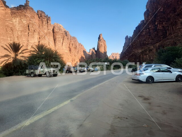 طريق اسفلتي وسط سلسلة الجبال والتكوينات والتشكلات الصخرية في منطقة تبوك، القيام برحلات ومغامرات برية استكشافية في وادي الديسة، المناطق الصحراوية والكثبان الرملية في البراري، معالم اثرية تاريخية قديمة، اماكن سياحية مشهورة في المملكة العربية السعودية